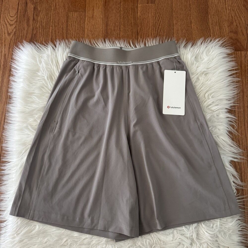 Lululemon Swift Relaxed Shorts 9” Logo Waistband Women’s Small Warm Ash Grey NWT